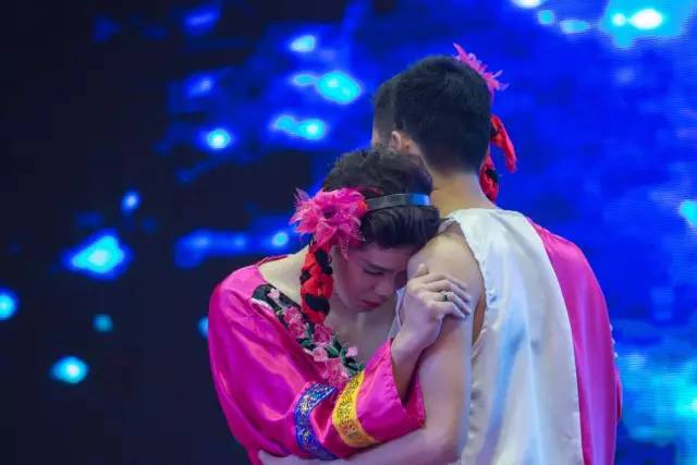 二等獎：湯普悅斯創(chuàng  )意舞蹈《纖夫的愛(ài)》